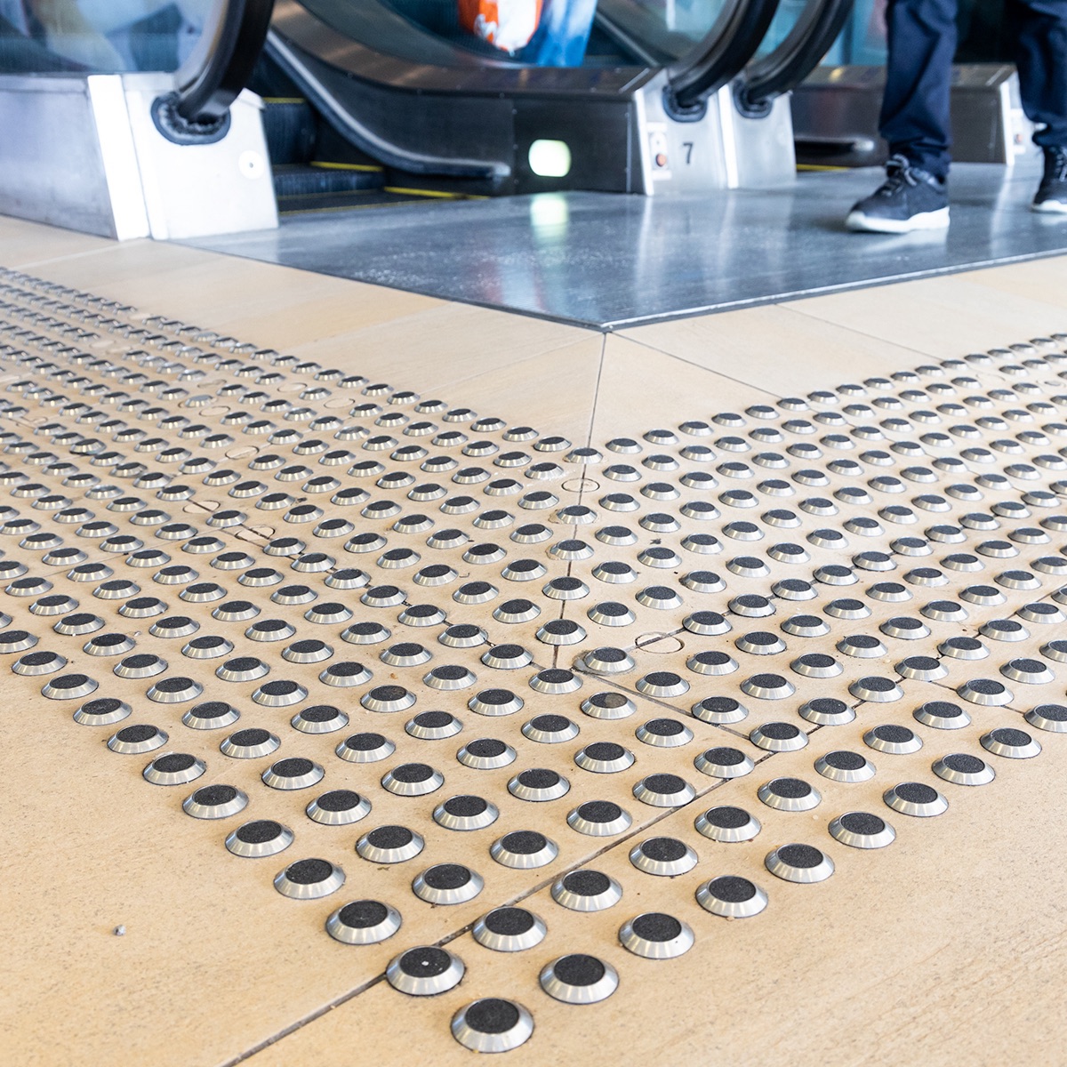 Piso de Acero para Invidentes