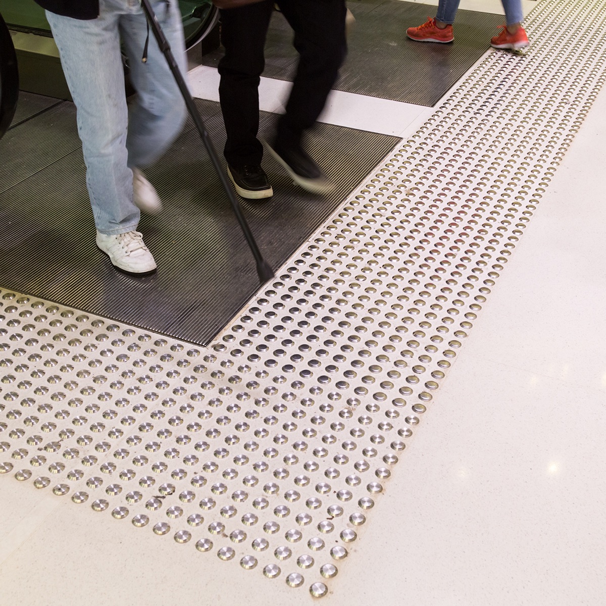 Piso de Acero para Invidentes