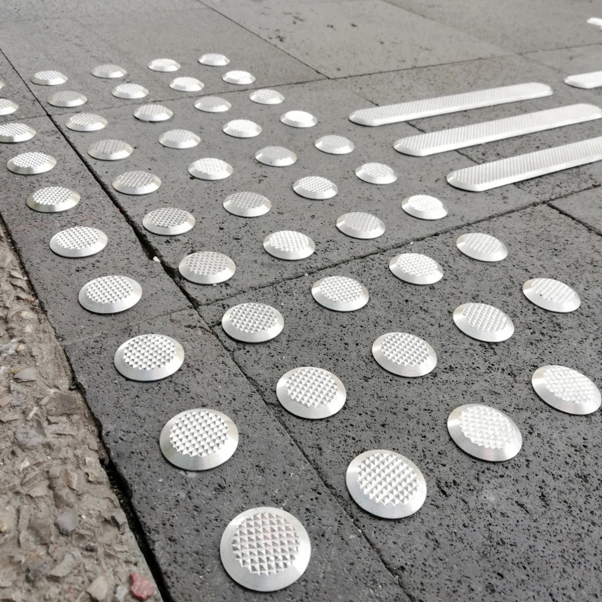 Piso de Acero para Invidentes